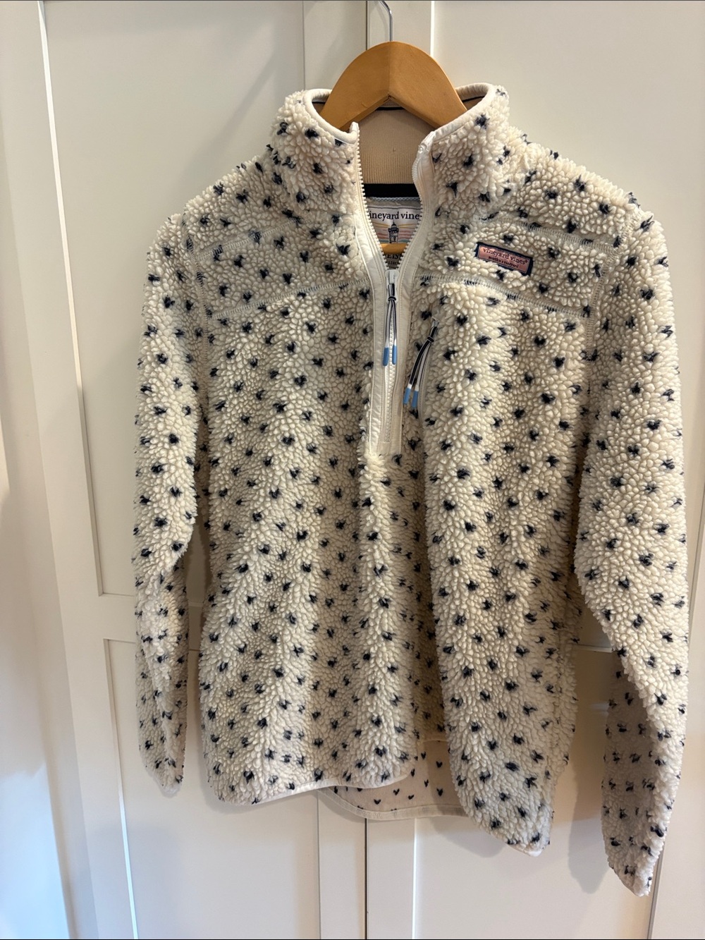 Vineyard Vines Women’s Cream Sherpa Pullover with Navy Dot Pattern